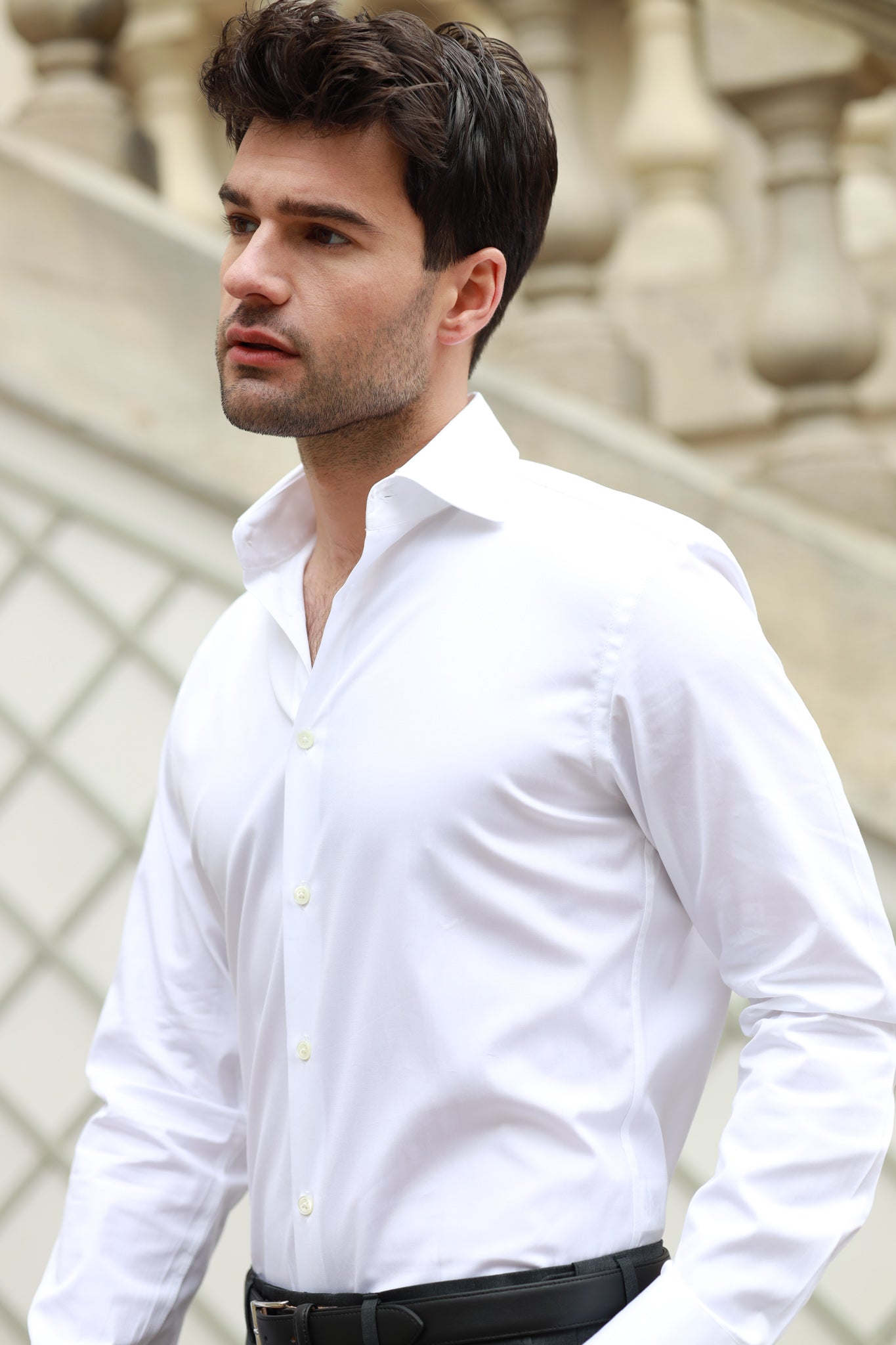 Homme en chemise blanche new arrivals