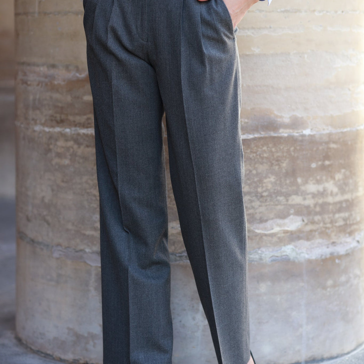 Pantalon de ville femme élégant en flanelle de laine gris 