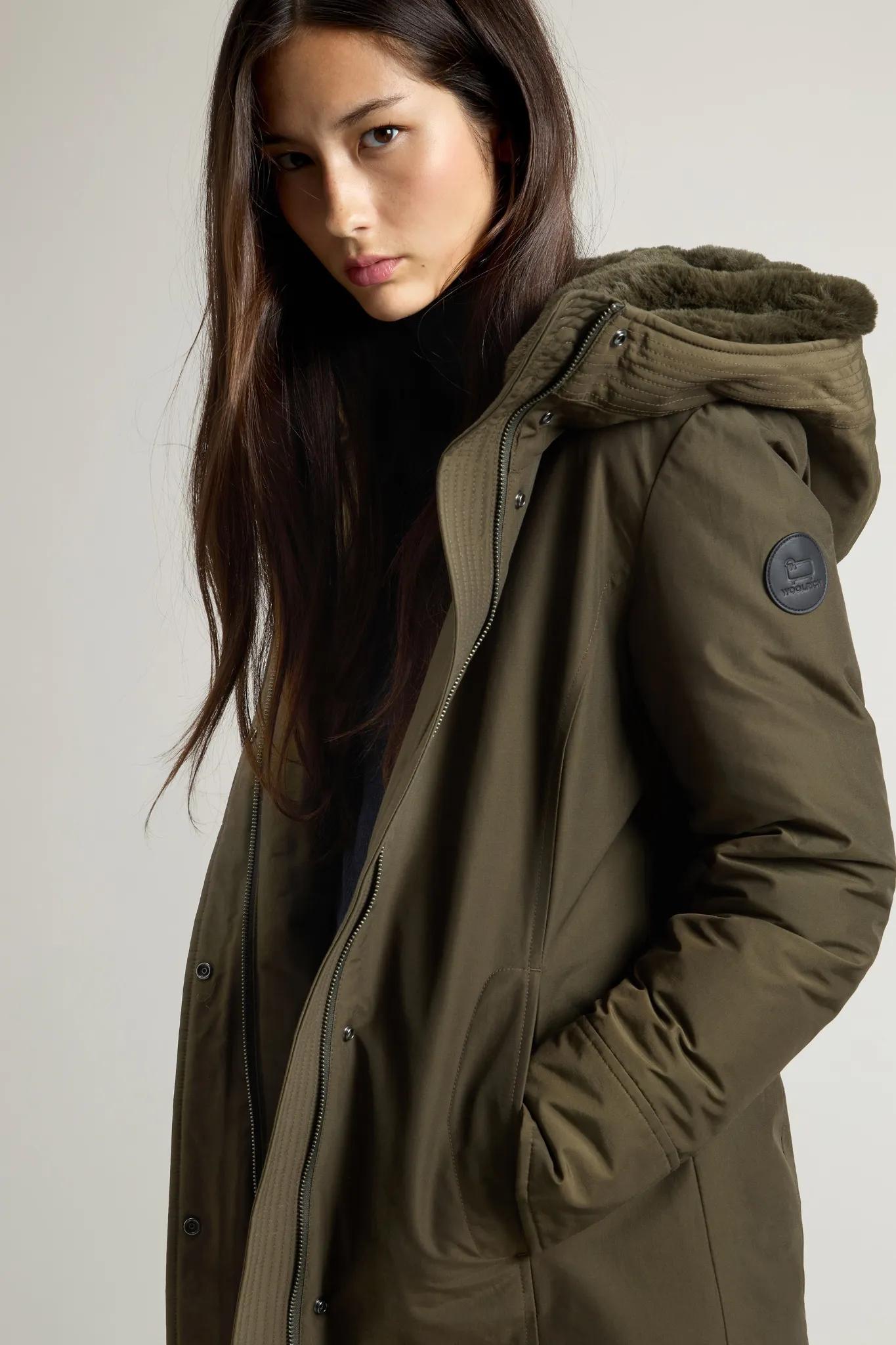 Parka Woolrich Boulder en Ramar avec capuche et col amovible en éco fourrure - Dark Green-MANTEAU FEMME-Curling-Paris